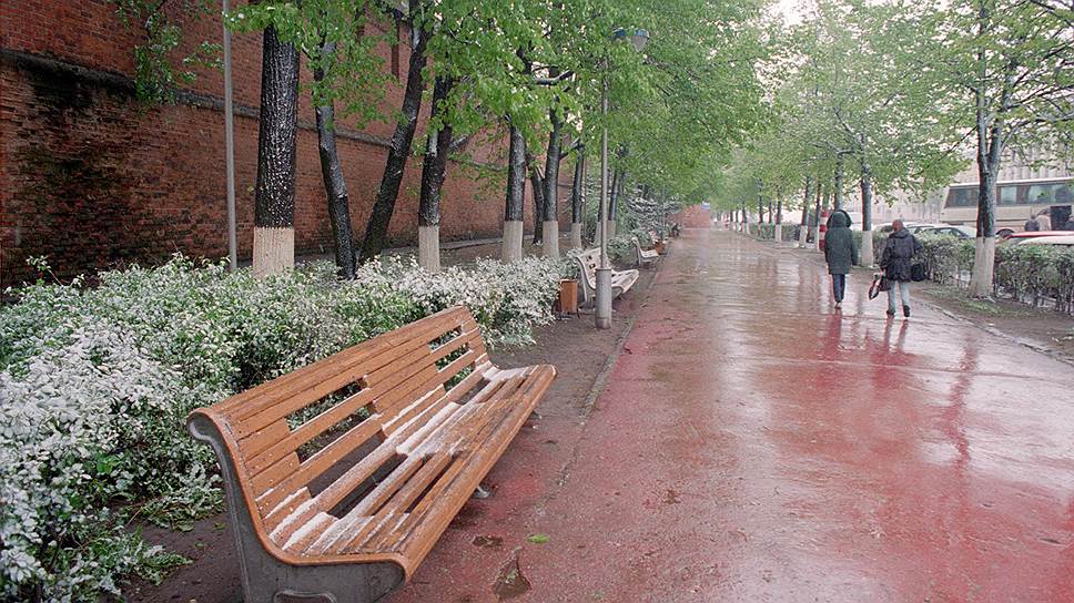 13 мая 2000 года. Заснеженные скамейки у нижегородского кремля