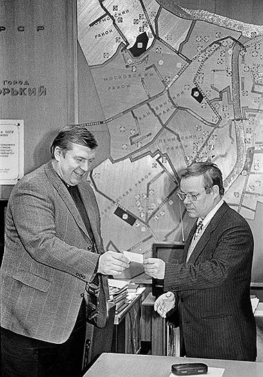 16 февраля 1998 года. Предприниматель Андрей Климентьев получает удостоверение кандидата в мэры