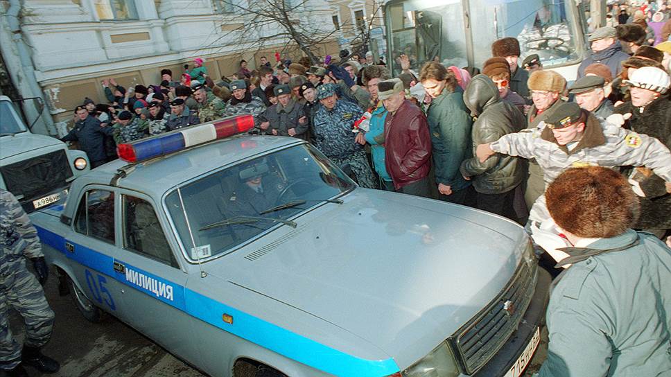 2 апреля 1998 года. Толпа препятствует выезду автозака с арестованным Андреем Климентьевым из здания Областного суда