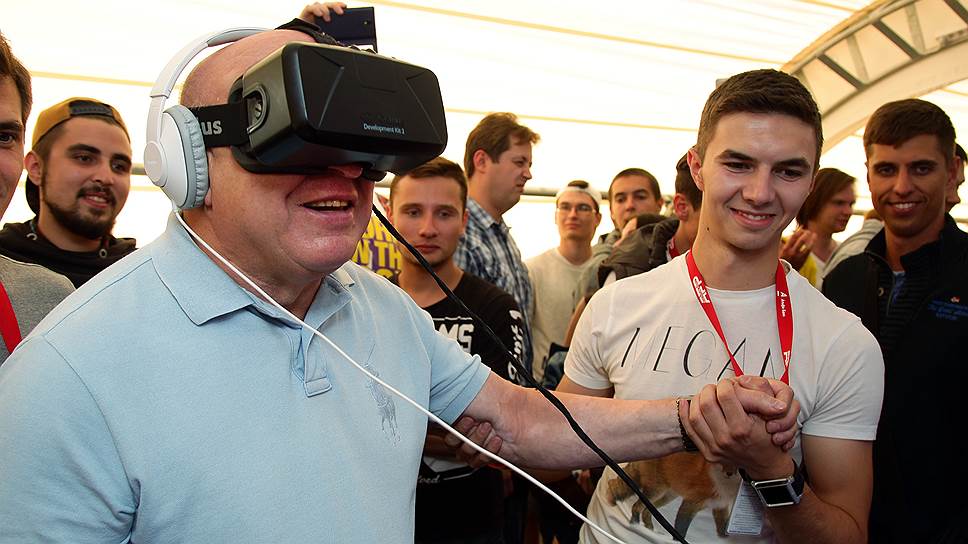 Валерий Шанцев на фестивале Alfa Future People тестирует технологию виртуальной реальности. 2015 год