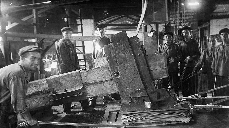 1930-е годы. Пробивка на Выксунском металлургическом заводе проводилась под листобойными молотами