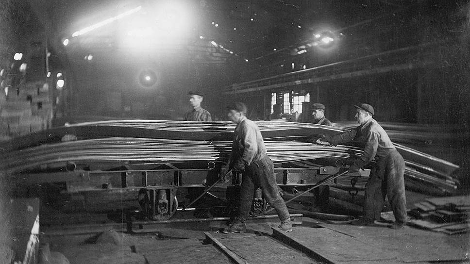 1930-е годы. Рабочие грузят металлопрокат в цеху Выксунского металлургического завода
