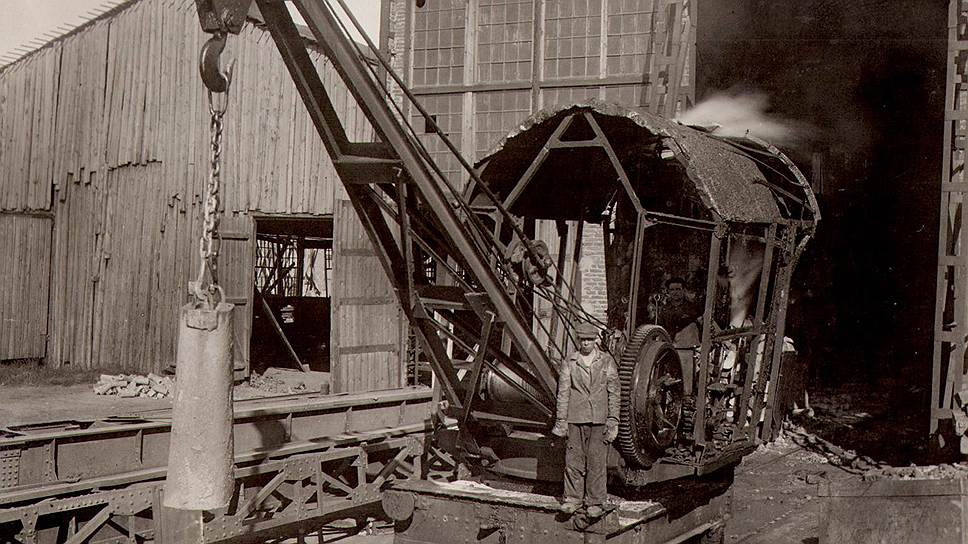 1930-е годы. Кран вывозит форму с залитым металлом 