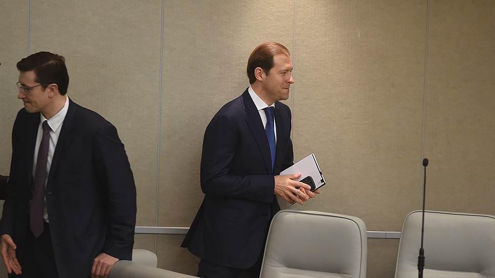 Министр промышленности и торговли Денис Мантуров и его первый заместитель Глеб Никитин на заседании Госдумы. 2016 год