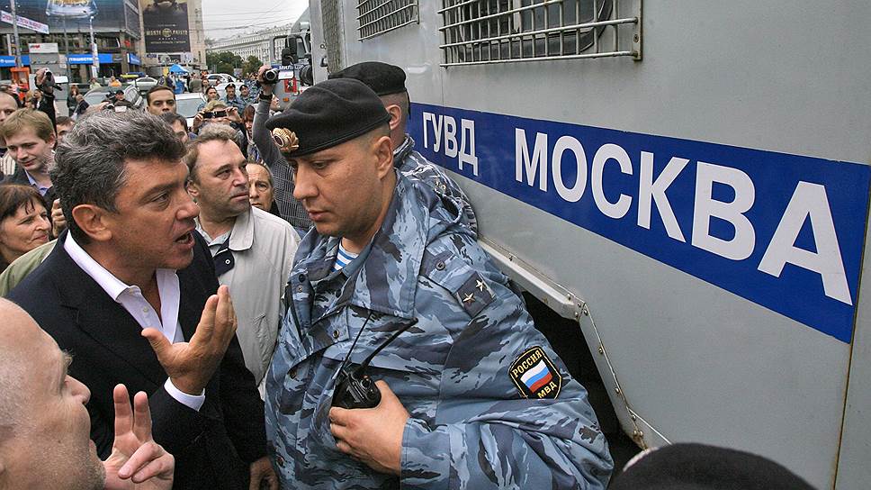 Август 2009 года. Немцов спорит с сотрудником ОМОН во время шествия, посвященного празднованию Дня Государственного флага России
