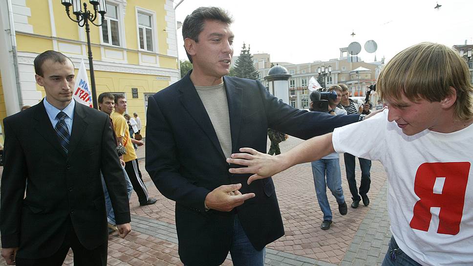 Сентябрь 2007 года. Немцов мог найти общий язык с кем угодно: активисты движения «Молодая гвардия» пытаются сорвать встречу с активом СПС