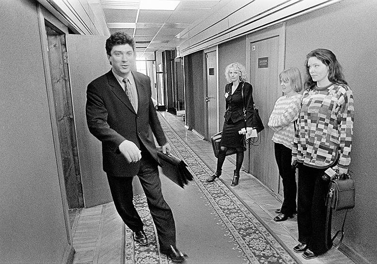 Октябрь 1998 года. Журналистки нижегородских телекомпаний привычно ждут в коридоре возможности взять у Немцова интервью