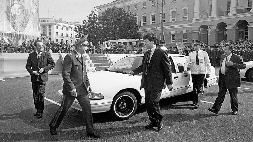 Сентябрь 1995 года. Во время празднования Дня нижегородской милиции Немцов вручает начальнику ГУВД Виталию Потапову автомобили, подаренные полицейскими США российским коллегам
