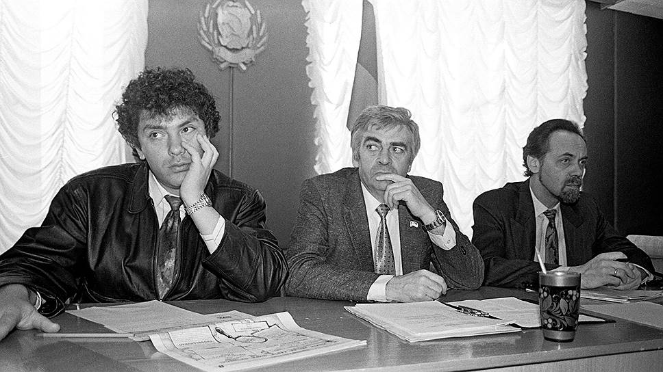 Апрель 1993 года. Молодой губернатор встречается с руководством закрытого Арзамаса-16. В центре председатель городского совета Валерий Такоев