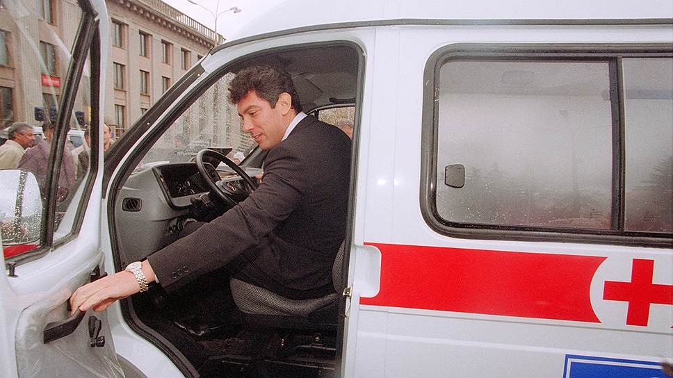 В октябре 2001 года Горьковский автозавод выпустил специальную модификацию «ГАЗели — Скорой помощи» для перевозки инвалидов. Борис Немцов тестирует новый микроавтобус у ДК ГАЗ