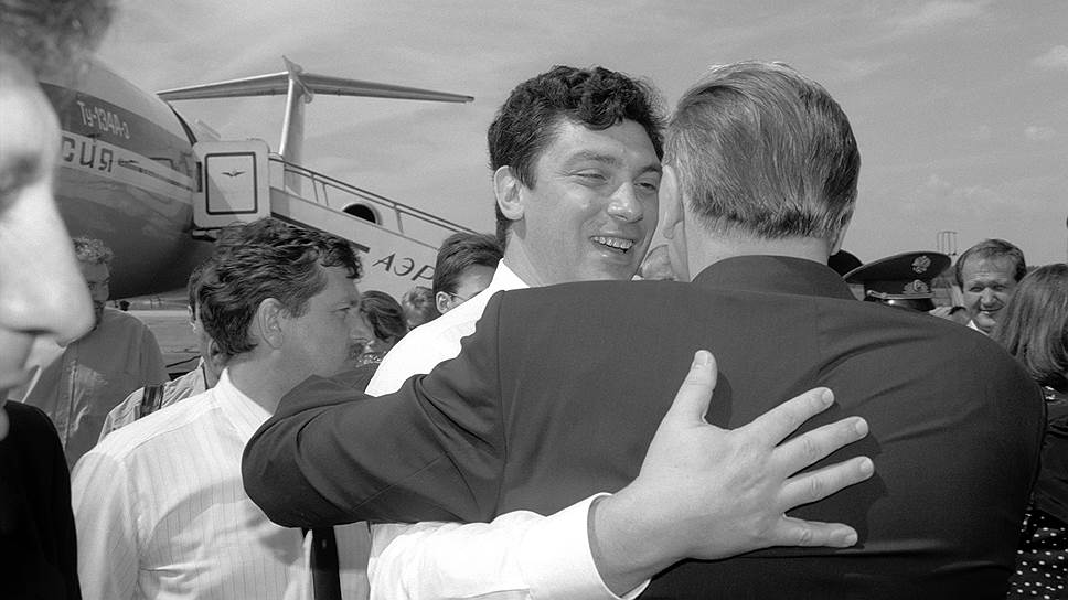 В июле 1997 года Немцов впервые прилетел в родной Нижний Новгород в новом ранге первого вице-премьера РФ. Дружеские объятия у трапа в аэропорту Стригино