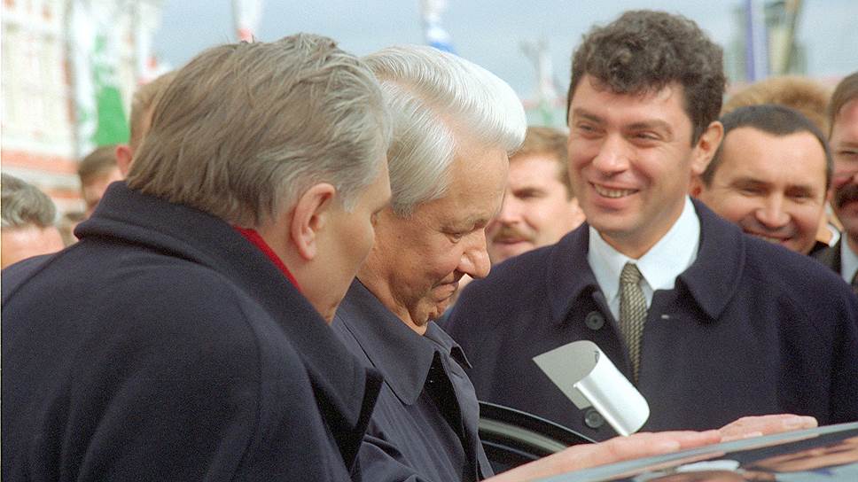 Октябрь 1997 года. Немцов никогда не забывал о Горьковском автозаводе и делал все, чтобы расширить потенциальный рынок для нижегородских машин. На снимке президент Ельцин осматривает новейшую на тот момент «Волгу» ГАЗ-3111 вместе с Николаем Пугиным