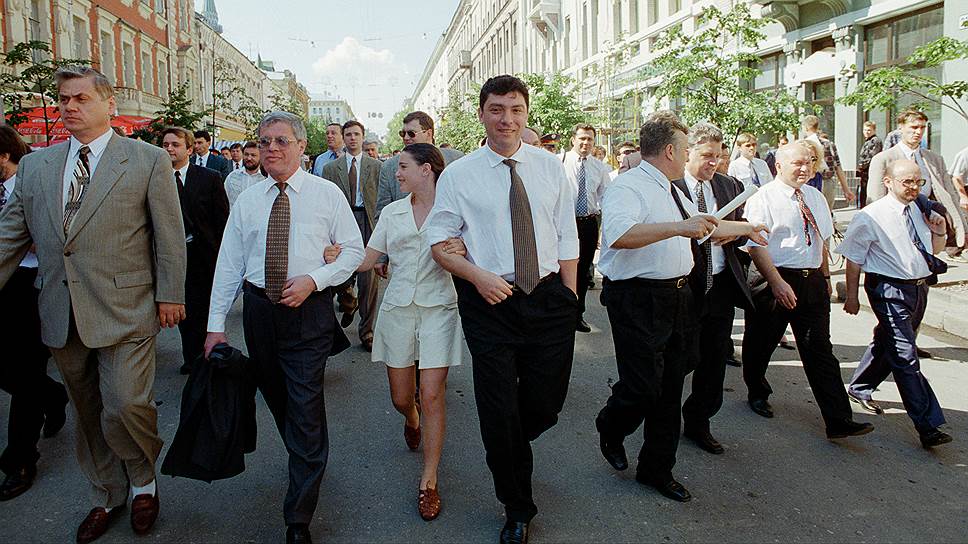 Июль 1997 года. Бывший губернатор Немцов гуляет с дочерью Жанной по центральной улице любимого города — Большой Покровской