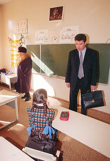 Март 1999 года. Немцов никогда не забывал родную школу №11 в Приокском районе и периодически навещал альма-матер