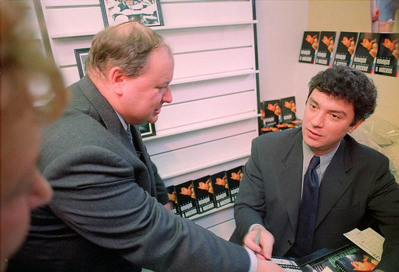 В октябре 1999 года, к своему сороковому юбилею, Немцов издал вторую книгу «Провинциал в Москве». На снимке он с Егором Гайдаром во время презентации в магазине «Дирижабль»