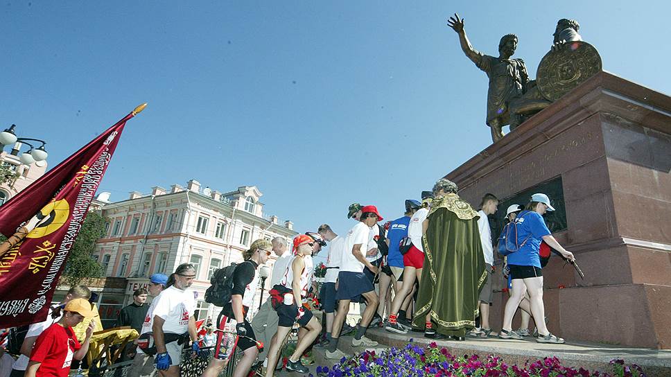 Август 2007 года. Сегодня многие мероприятия не могут обойтись без символа нижегородского ополчения. На снимке старт велопробега «Дорога свободы»