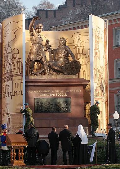 4 ноября 2005 года. Перед началом церемонии открытия памятник скрывал позолоченный цилиндр