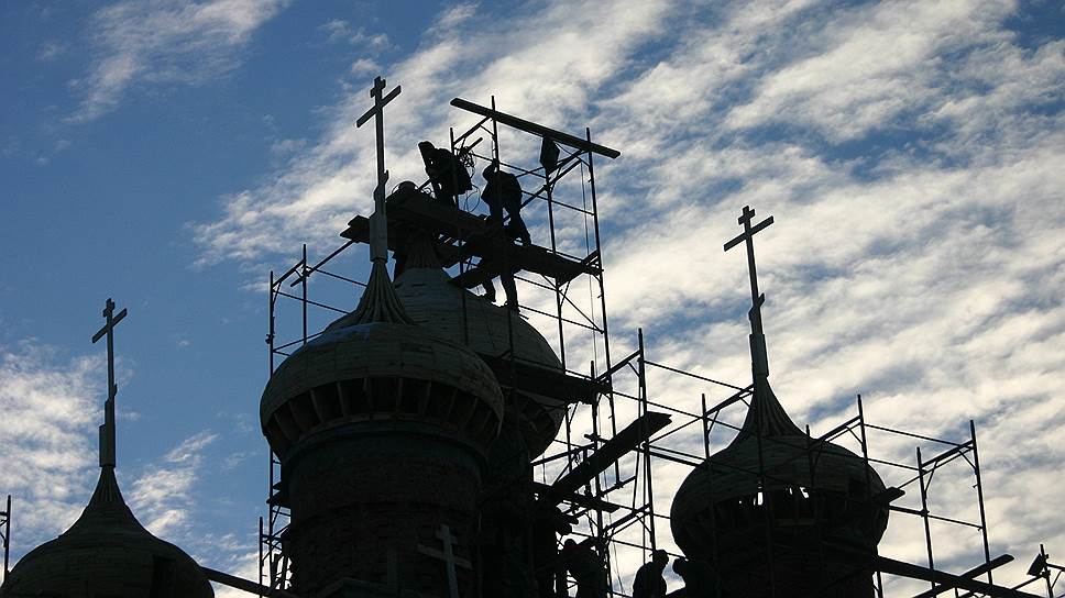 Январь 2005 года. После освящения на восстановленные купола храма начали поднимать кресты