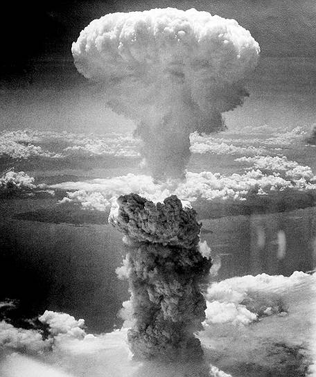 9 августа 1945 года произошла вторая в истории атомная бомбардировка. На снимке облако, образовавшееся над японским городом Нагасаки после срабатывания бомбы «Толстяк»