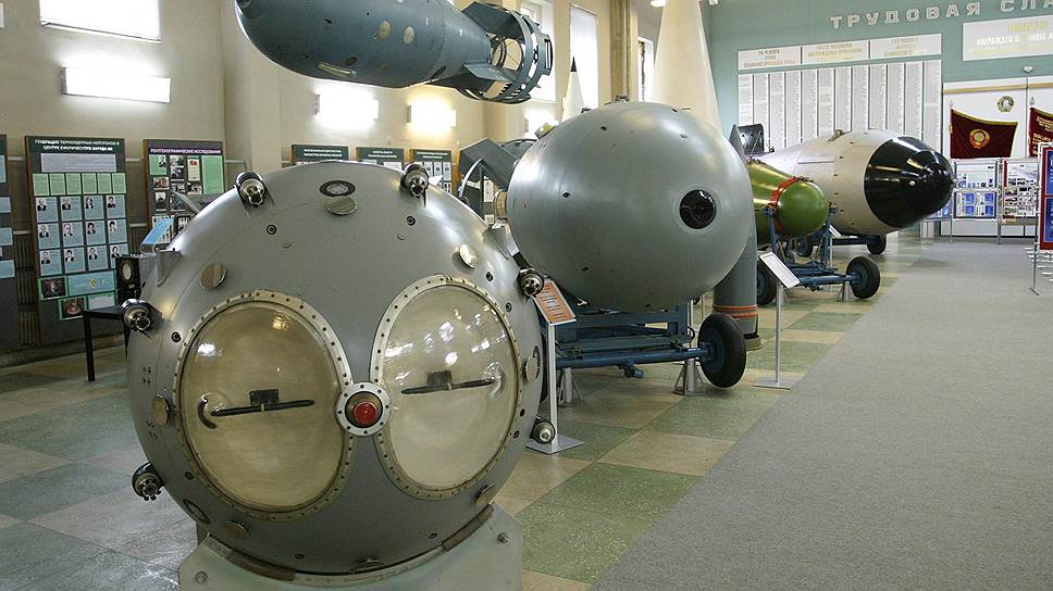 В Сарове в музее ядерного оружия собраны все значимые образцы советского ядерного оружия. Слева первая советская атомная бомба РДС-1, в центре – первая советская двухступенчатая термоядерная бомба РДС-37