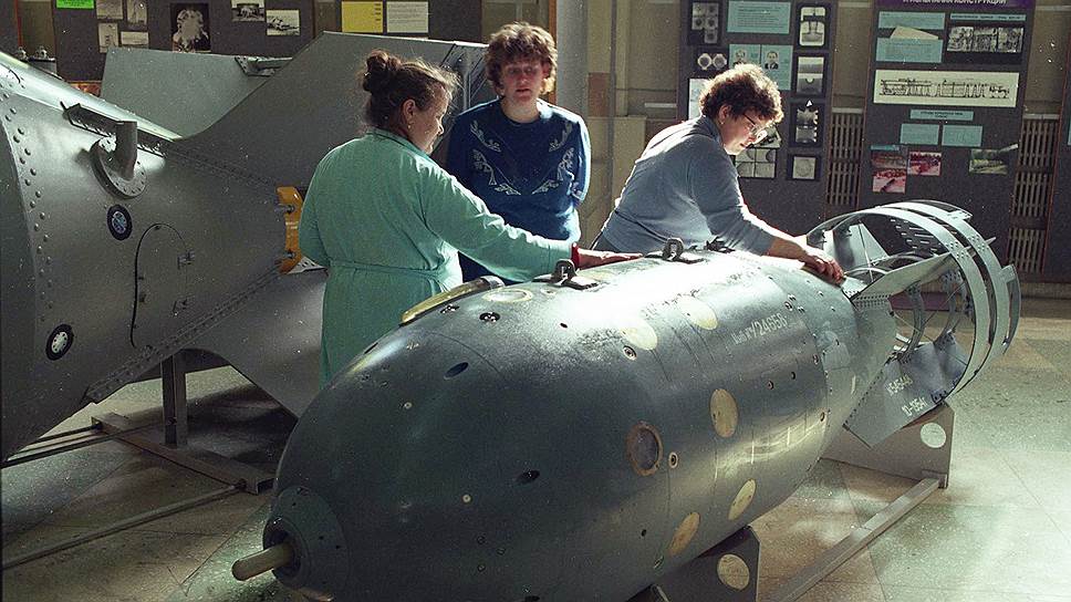 Уборщицы Музея ядерного оружия протирают первую серийную термоядерную бомбу «Татьяна»