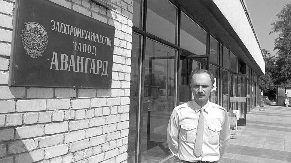 Июль 1992 года, Саров. Представитель Украины А. Галченков у проходной завода «Авангард», на котором утилизируется ядерное оружие, вывезенное с территории бывшей союзной республики