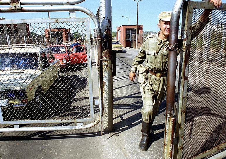Жители закрытого города Саров до сих пор платят за секретность разработок ядерных технологий необходимостью пересекать охраняемый периметр. На снимке часовой открывает ворота автомобильной проходной в город