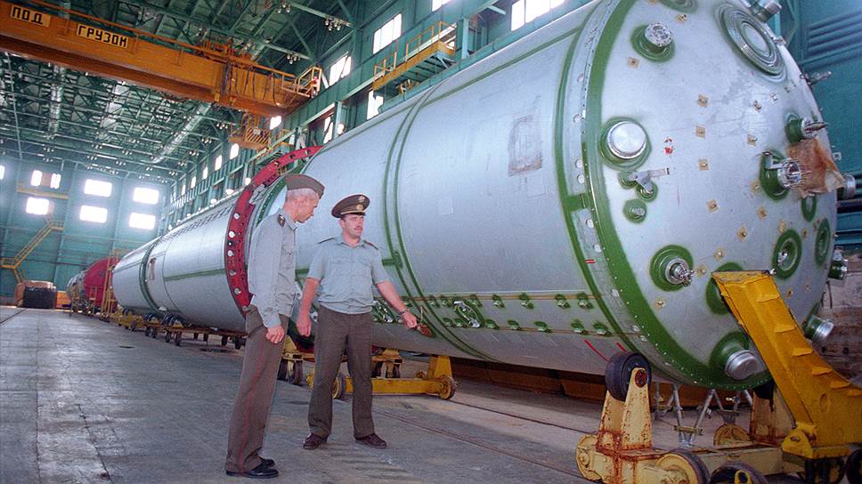 Август 1998 года, Суроватиха. База ликвидации тяжелых межконтинентальных баллистических ракет. Офицеры осматривают подготовленный к ликвидации топливный бак