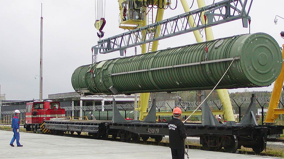 Август 2002 года, Суроватиха. Разгрузка ракетной ступени с железнодорожной платформы на базе ликвидации баллистических ракет