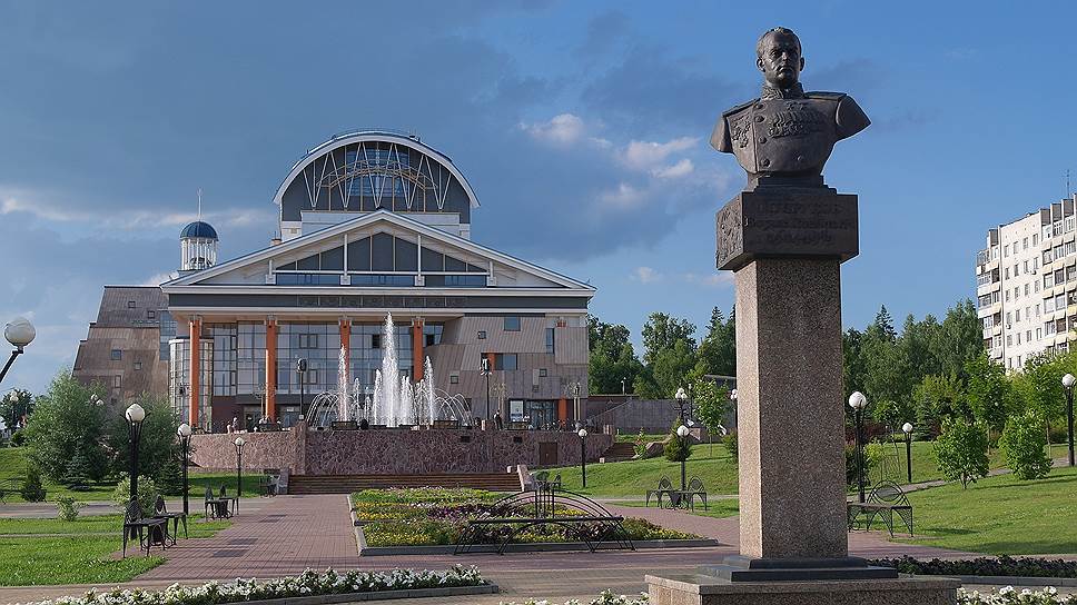 Памятник Борису Музрукову на саровской улице, названной его именем. За 20 лет под его руководством Всероссийский НИИ экспериментальной физики (РФЯЦ-ВНИИЭФ) разработал огромное количество термоядерных боеприпасов