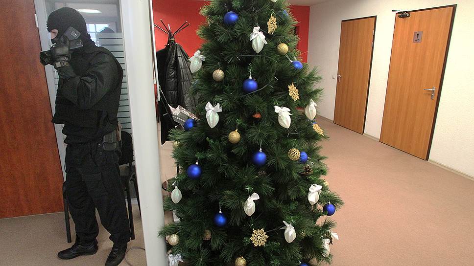Боец спецподразделения у новогодней елки в офисе &quot;Столицы Нижний&quot;