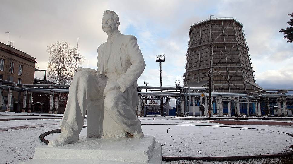 Памятник писателю на Новогорьковской ТЭЦ
