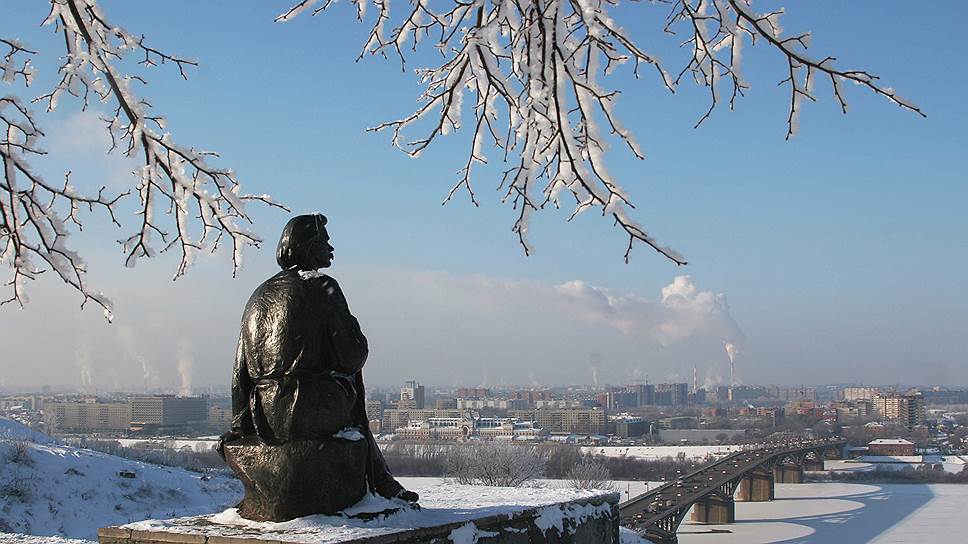 Этот памятник на набережной Федоровского смотрит на Нижегородскую ярмарку, ставшую настоящей журналистской школой для писателя