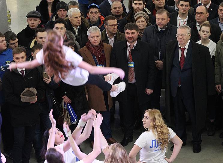 В торговом центре Владимира Жириновского встречают акробатическими трюками