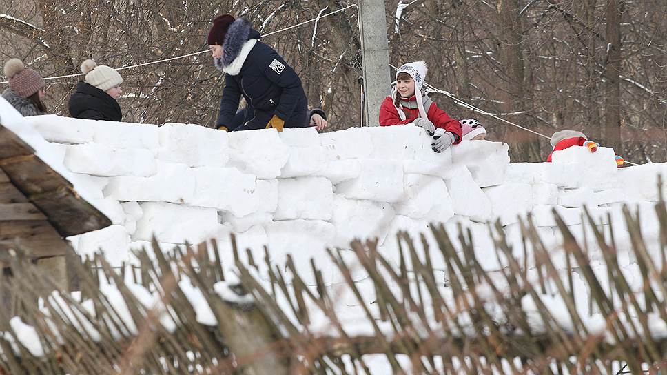 Дети строят снежную крепость на Щелоковском хуторе