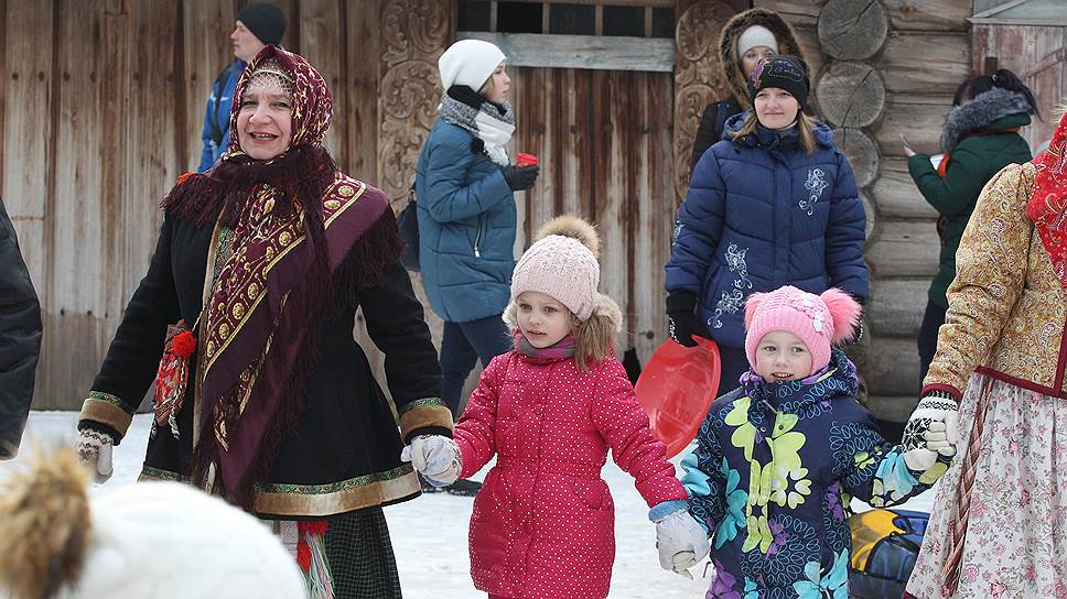 Сотрудники музея деревянного зодчества в традиционных костюмах водят хороводы с детьми
