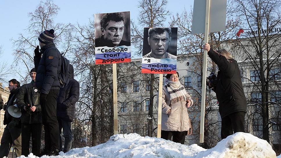 Сфотографироваться рядом с портретом Немцова было много желающих