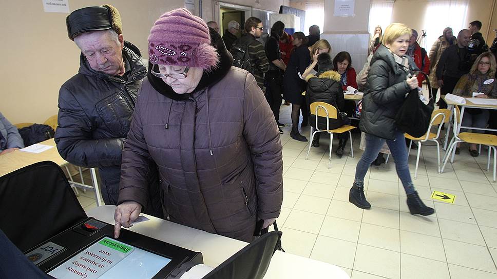 Пожилым избирателям было непросто разобраться в работе новейших комплексов электронного голосования