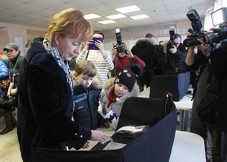Супруга губернатора Екатерина Никитина показывает детям, что значит быть гражданином