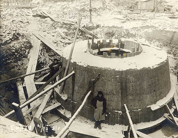 4 декабря 1931 года. Рабочий на стройке мартеновского цеха