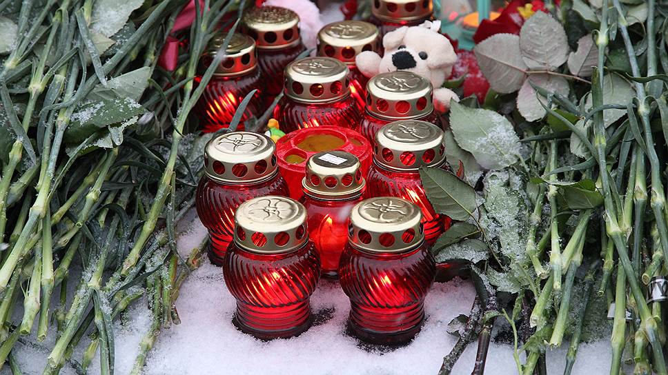 Цветы и свечи несли к памятнику Чкалова сплошным потоком