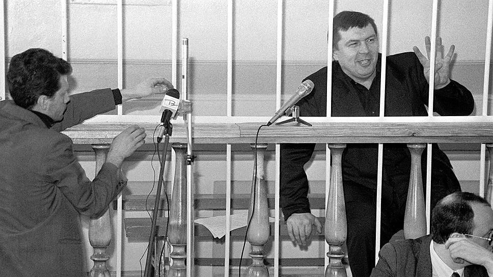 Триумфальный выход из-за решетки областного суда, удавшийся Андрею Климентьеву за год до выборов (на снимке), обернулся для него новым арестом 2 апреля 1998 года