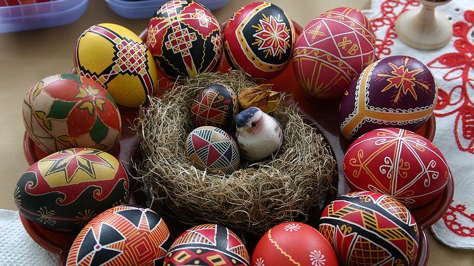 Православные традиционно соревнуются в украшении пасхальных яиц
