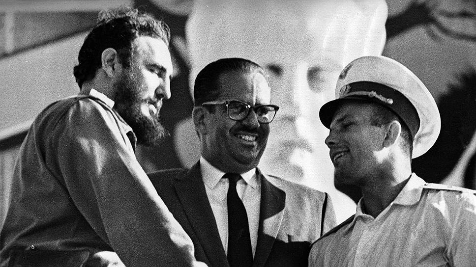 Премьер-министр Республики Куба Фидель Кастро и Президент республики Освальдо Дортикос поздравляют Гагарина после вручения ему ордена &quot;Плайя Хирон. 1964 год
