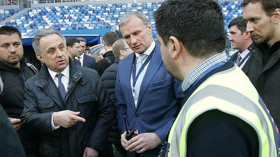 Виталий Мутко и Дмитрий Сватковский (в центре) обсуждают качество травяного покрытия поля с иностранным специалистом по футбольным газонам