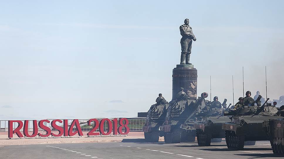 Парад военной техники традиционно начался от памятника Валерию Чкалову