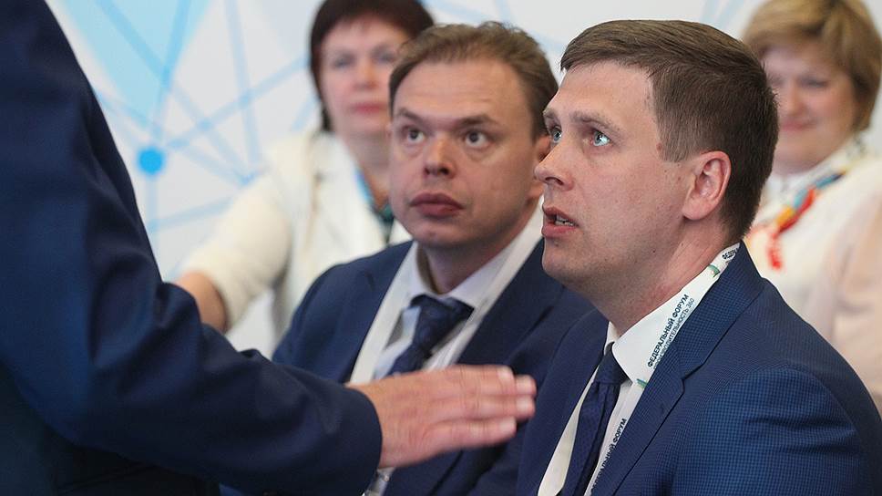 Министры образования и социальной политики Сергей Злобин и Андрей Гнеушев во время Форума