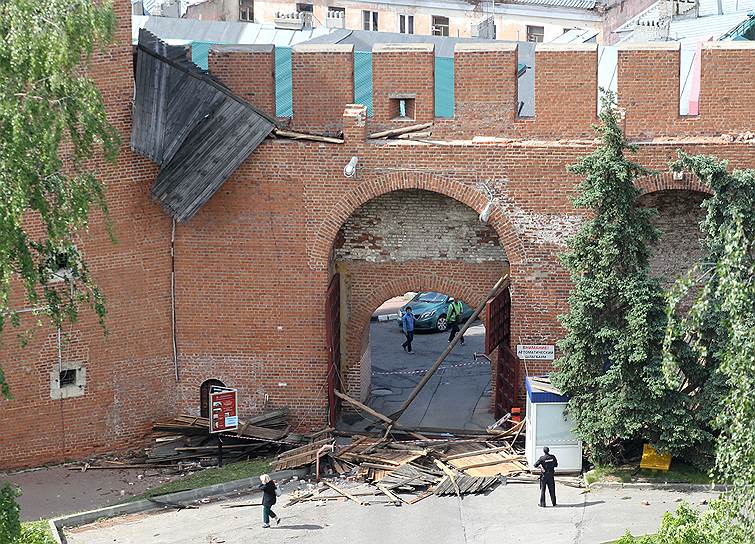 Ураган снес кровлю с двух кремлевских стен. Больше всего пострадал участок у Ивановской башни