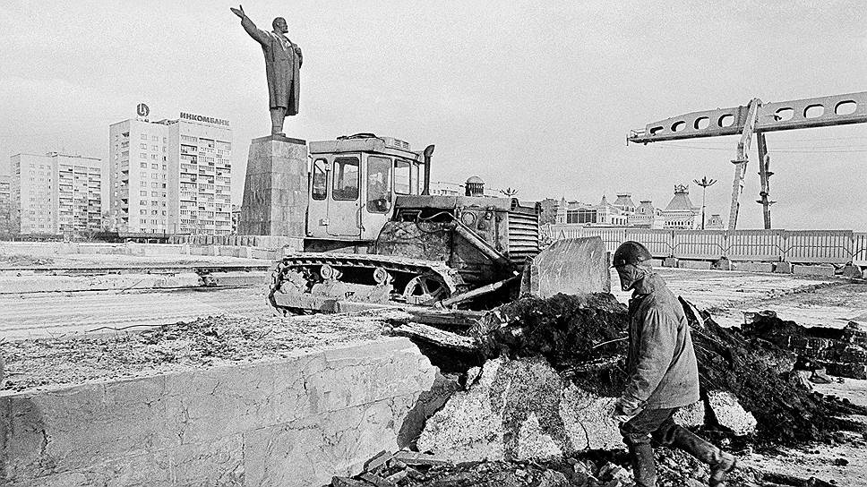 В 1997 году стало ясно, что строительство станции &quot;Ярмарка&quot; не состоится, и к ноябрьским праздникам забор на площади Ленина снесли