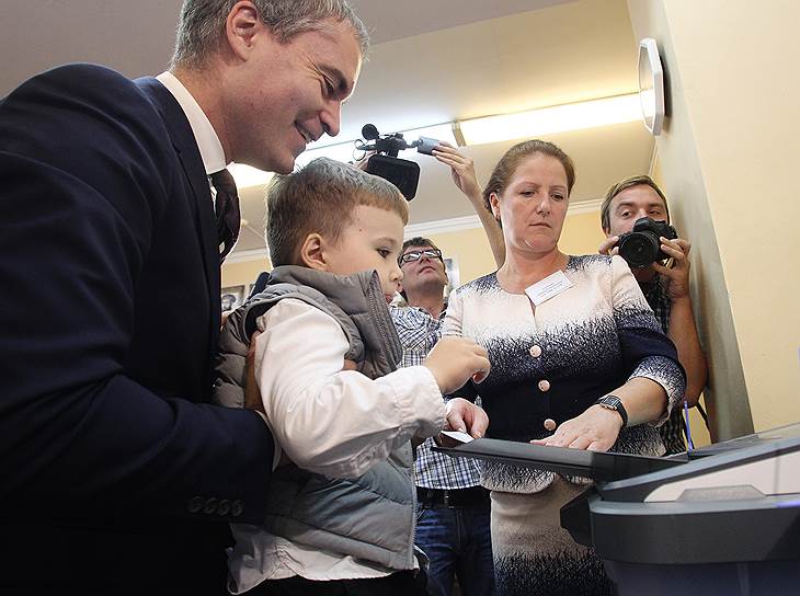 Мэр Нижнего Новгорода Владимир Панов пришел на выборы с сыном